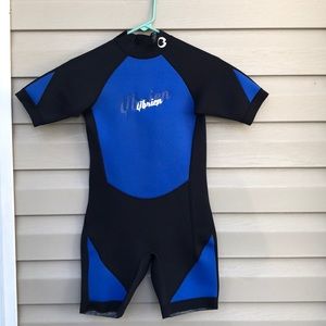 O’Brien boy’s black&blue short sleeve wet suit